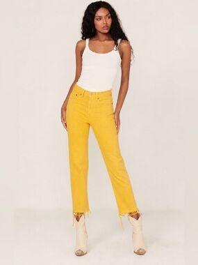NWT Levi’s Wedgie High Rise Snug Through Hip And Thigh Tapered Leg